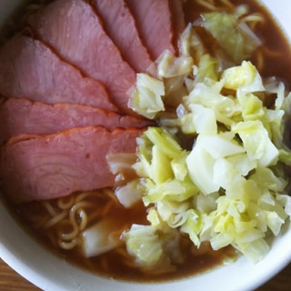 チャーシューと塩キャベツの醤油ラーメン